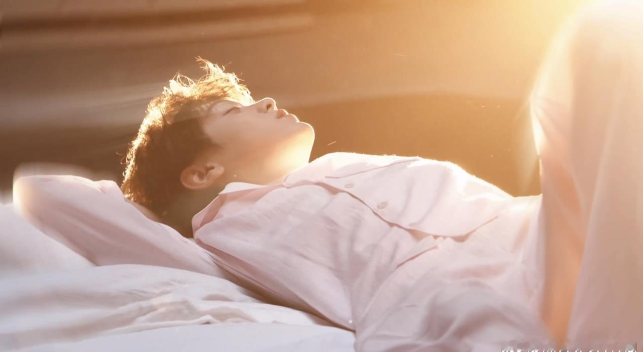 ⚡田栩宁猫人品牌代言人愿你抬头时，所见皆为梦的暖光；低头时，所行皆是沿途阳光