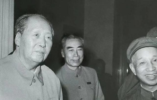 1948年4月28日，西柏坡，毛主席破例出门迎接粟裕，朱德站在门口，愣住了，连手