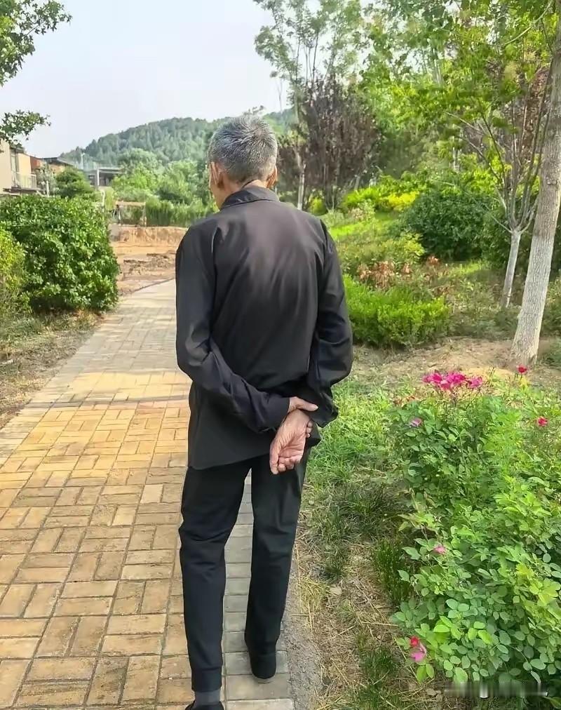 我发现一个奇怪的现象，男人过了70岁越来越瘦了。小区里常一起下棋的几个老爷