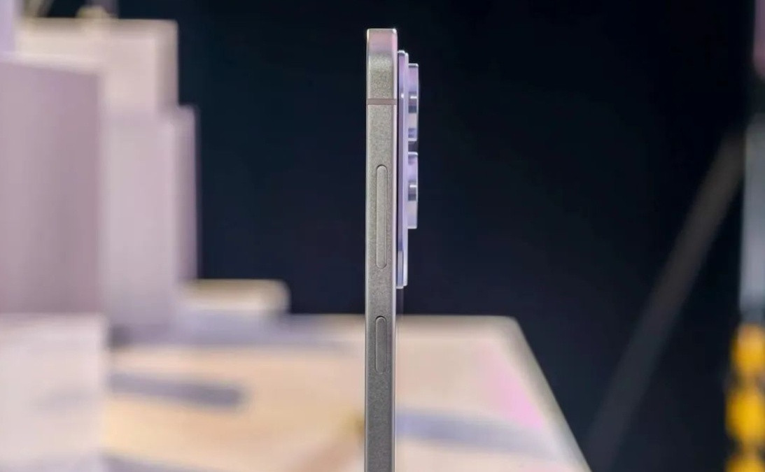 【超薄手机的风又刮起来了？】OPPO这边直屏旗舰刚做到7.7mm，三星直接发了个