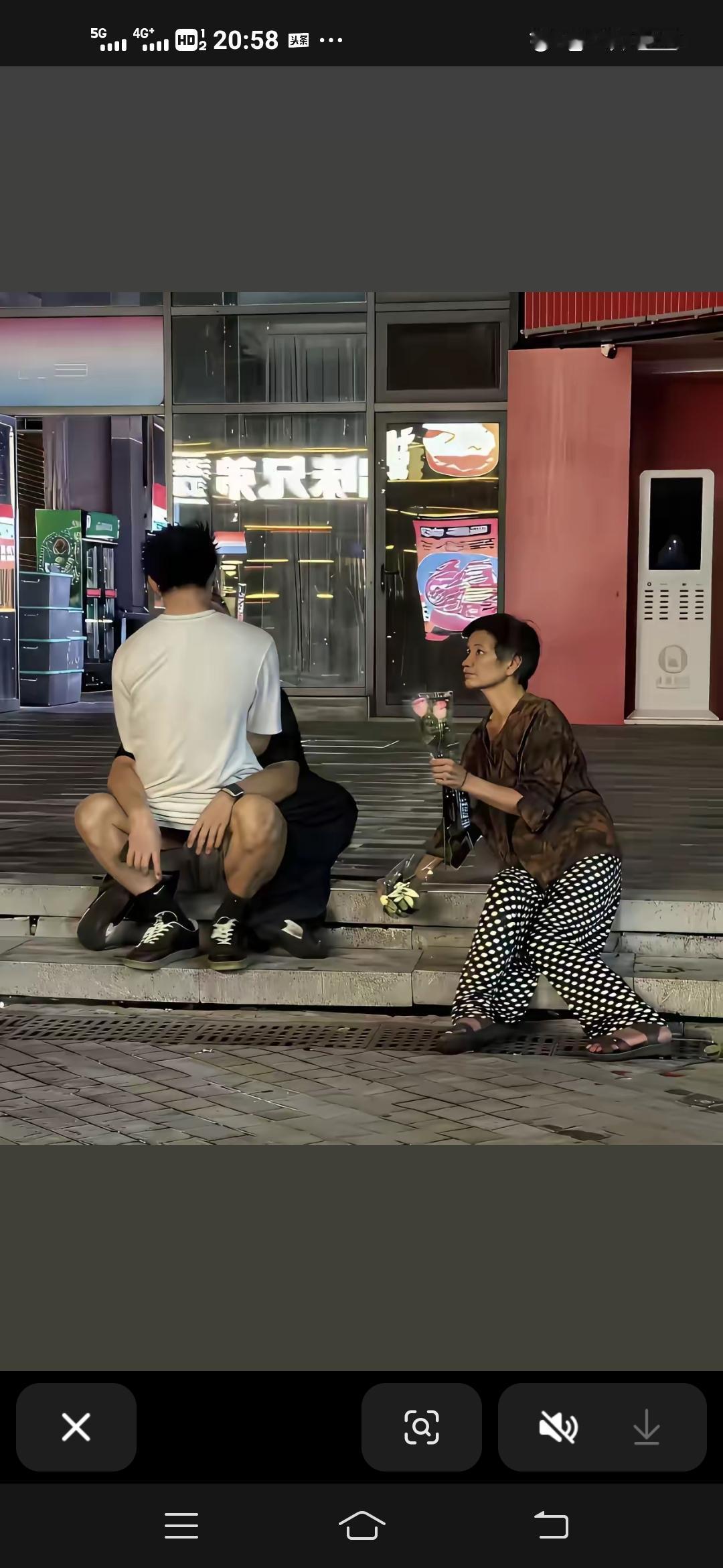 阿姨都被他们吸引了，多么希望他们能为自己的爱情买朵花啊！！并不羡慕，依旧会很难