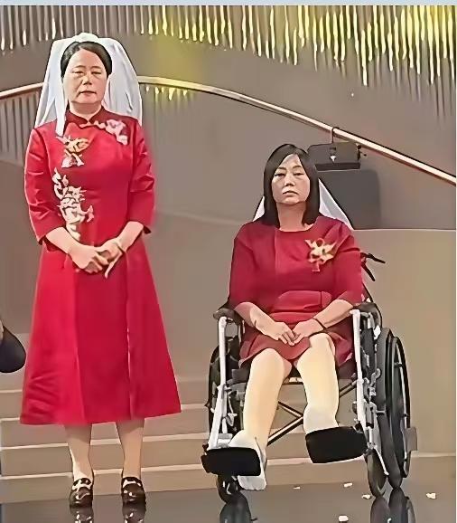 看谢解清帅婚礼上面他的妈妈和岳母都头戴白头纱，当时还觉得很疑惑，因为感觉她又不是