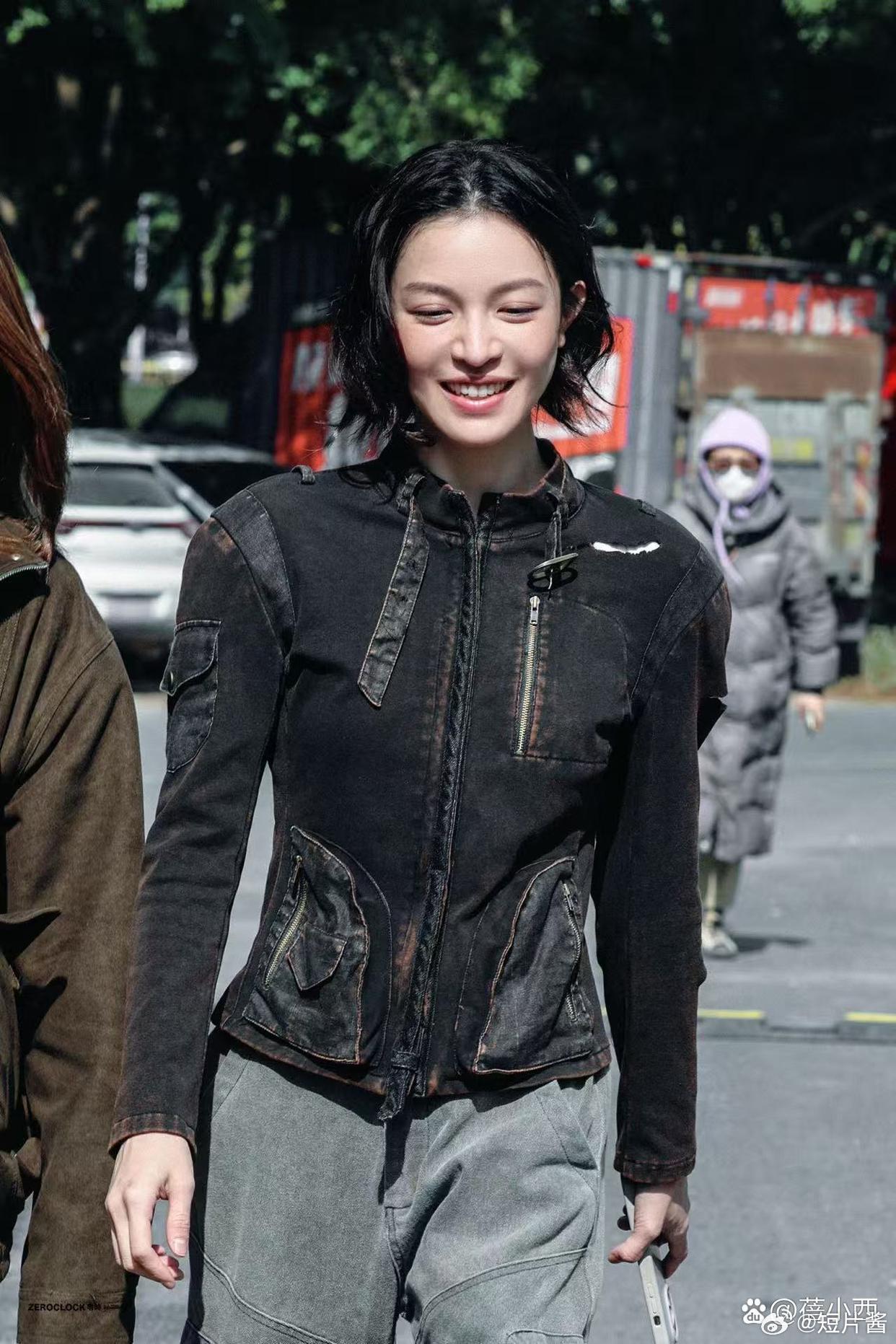 钟楚曦真是穿搭高手！修身夹克+工装裤+马丁靴，时髦洋气又高级！