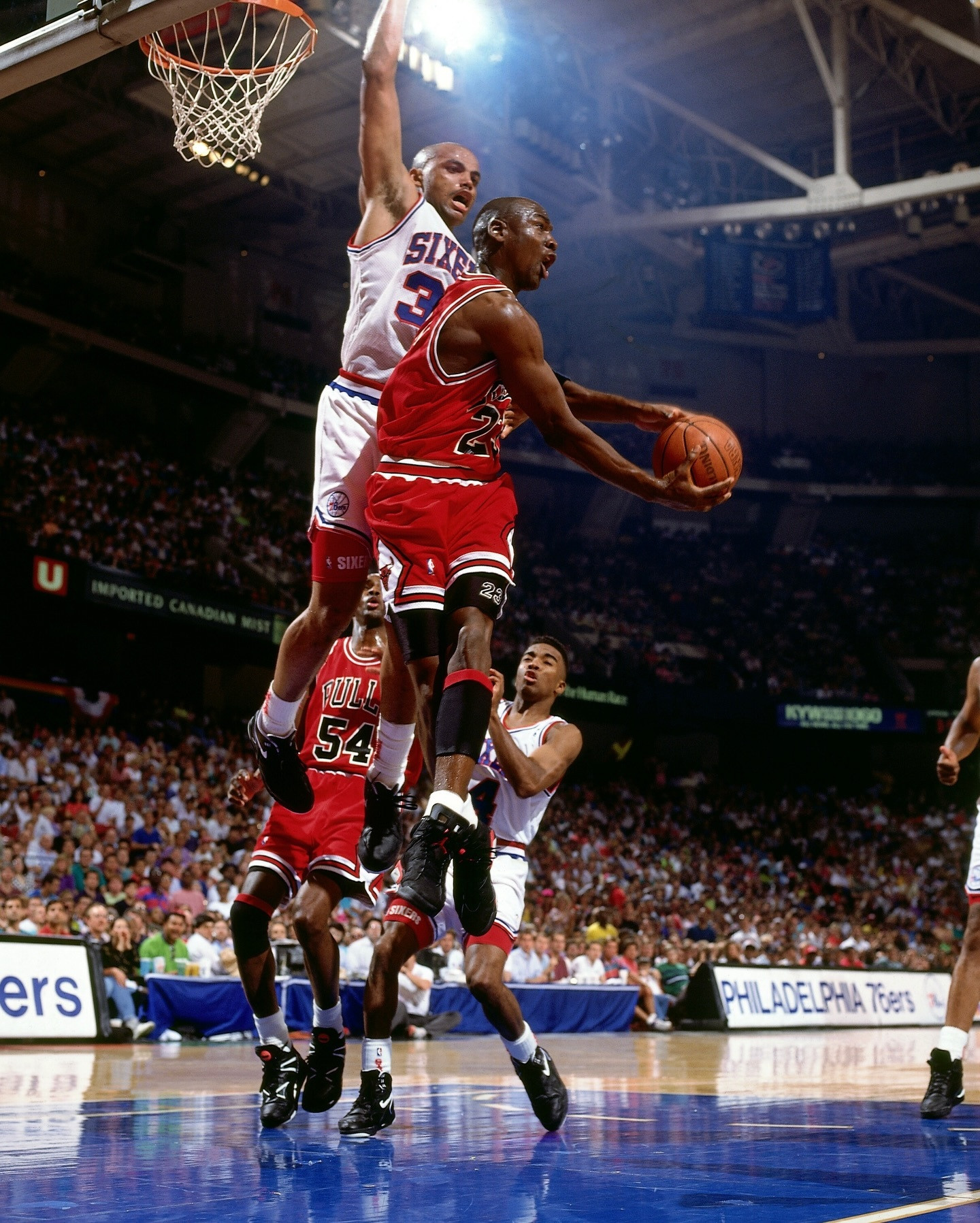 分享一组乔丹的高清大图，传球瞬间。乔丹