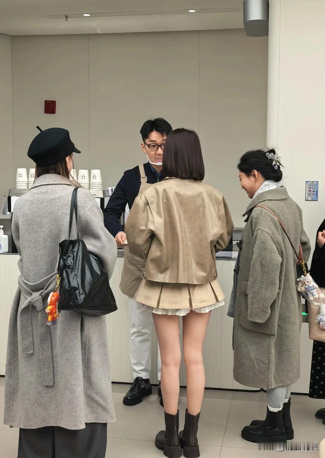 演员颖儿现身上海华为某门店，提新手机！她穿着浅褐色皮衣，超短裙，肤色超白，身材