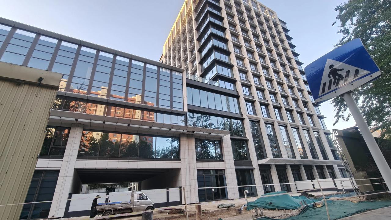 石家庄中山西路五十四所施工围挡开始拆除啦。看外观像是写字楼，办公楼或者酒店。大家