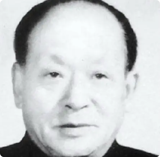 1952年，王盛荣被判定贪污巨款，判处死刑。毛主席得知消息后，当即发怒：“我相信