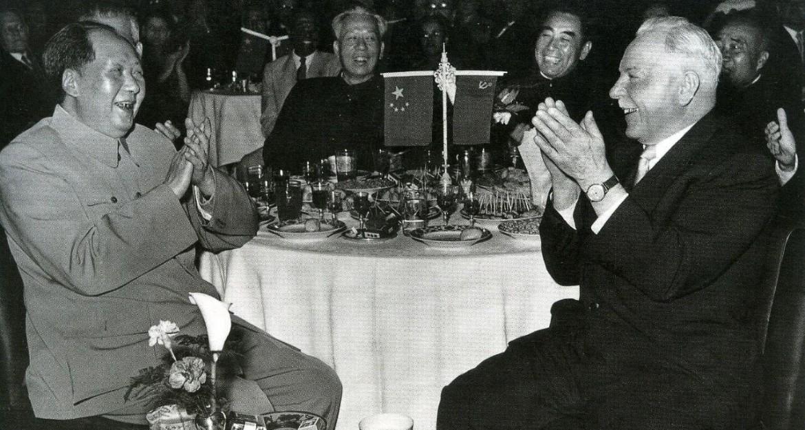 1957年4月16日晚，欢迎苏联最高苏维埃主席团主席伏罗希洛夫在酒会，毛泽东、刘