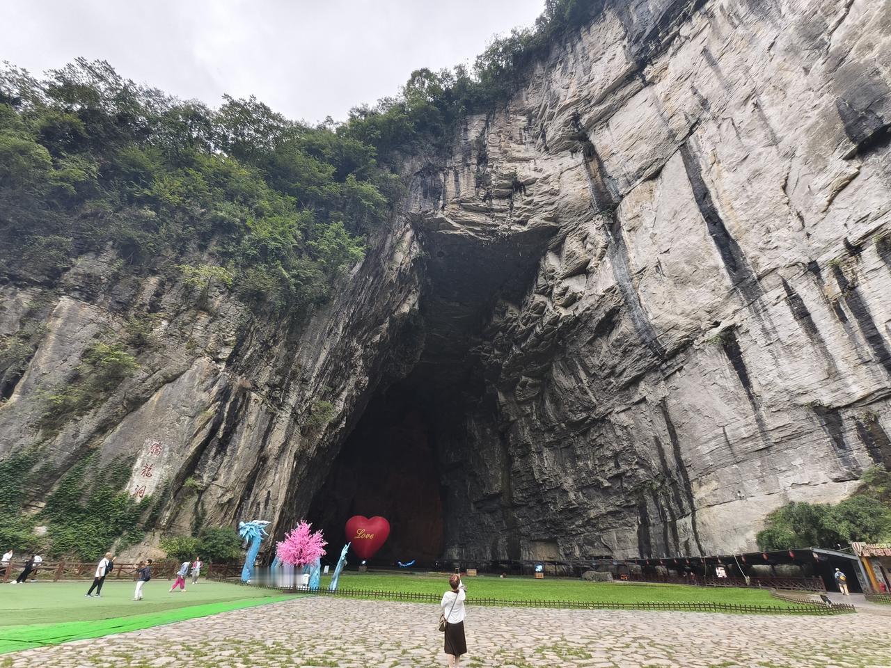 腾龙洞（250919）腾龙洞地处湖北恩施利川市，洞口高72米，宽64米，已探明