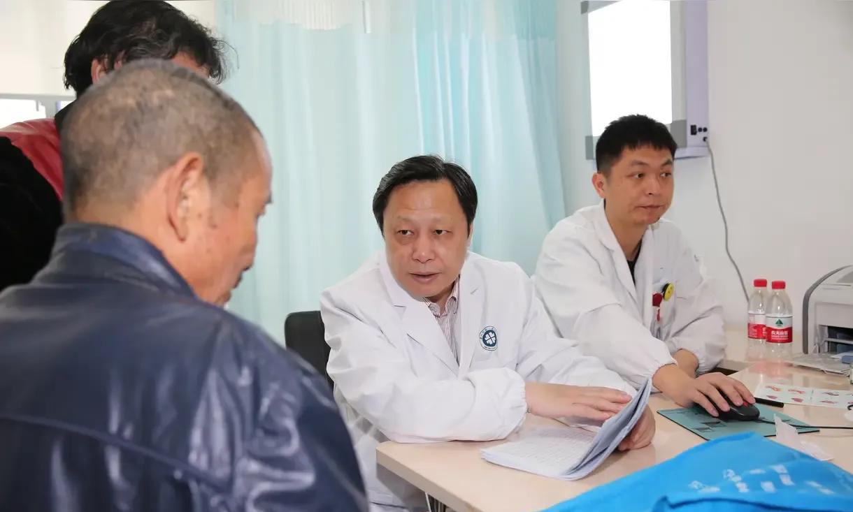 排除法，是不是骗人？前两天去了一趟乡下，在公共汽车上，看到一位中年妇女，正在眉