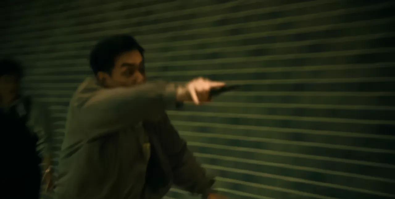 《扫毒风暴》第21-22集预告：警方抓捕毒贩，但现场混乱，还是让罗炳章给跑了。康