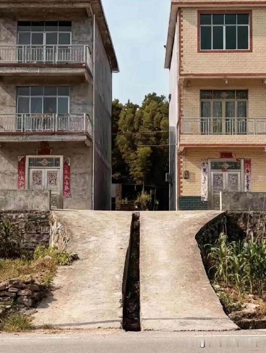 一眼看穿邻里关系，格局这东西真不是人人有！两户人家中间的路，硬生生被一道墙