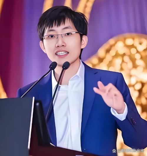 谁能想到，那个搞出DeepSeek的梁文锋，直接把桌子给掀了。​他带人干了件最