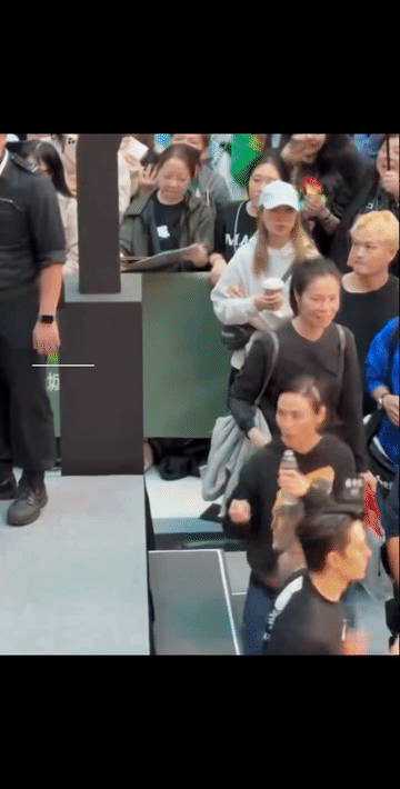 古天乐他自己都不知道他有多爱宣萱吧？宣萱只是喝水不小心被碰到，你看看古天乐紧张成