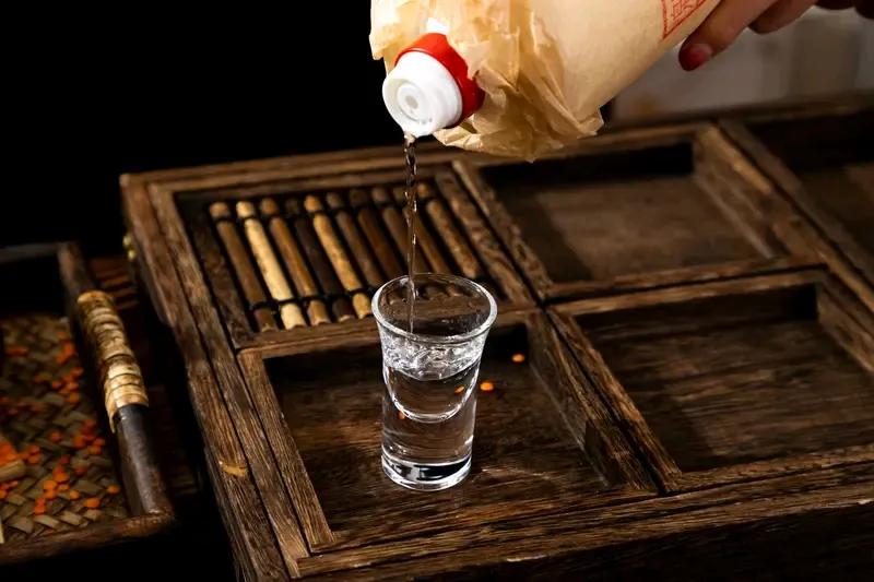 二十到三十岁之间，我常常喝两斤酒，最多的一回喝了三斤，期间喝吐过两次血。三十岁之