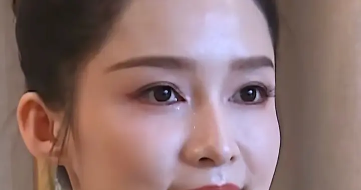 35岁李沁怼脸拍惊艳全场！紧致肌肤下颌线吸睛