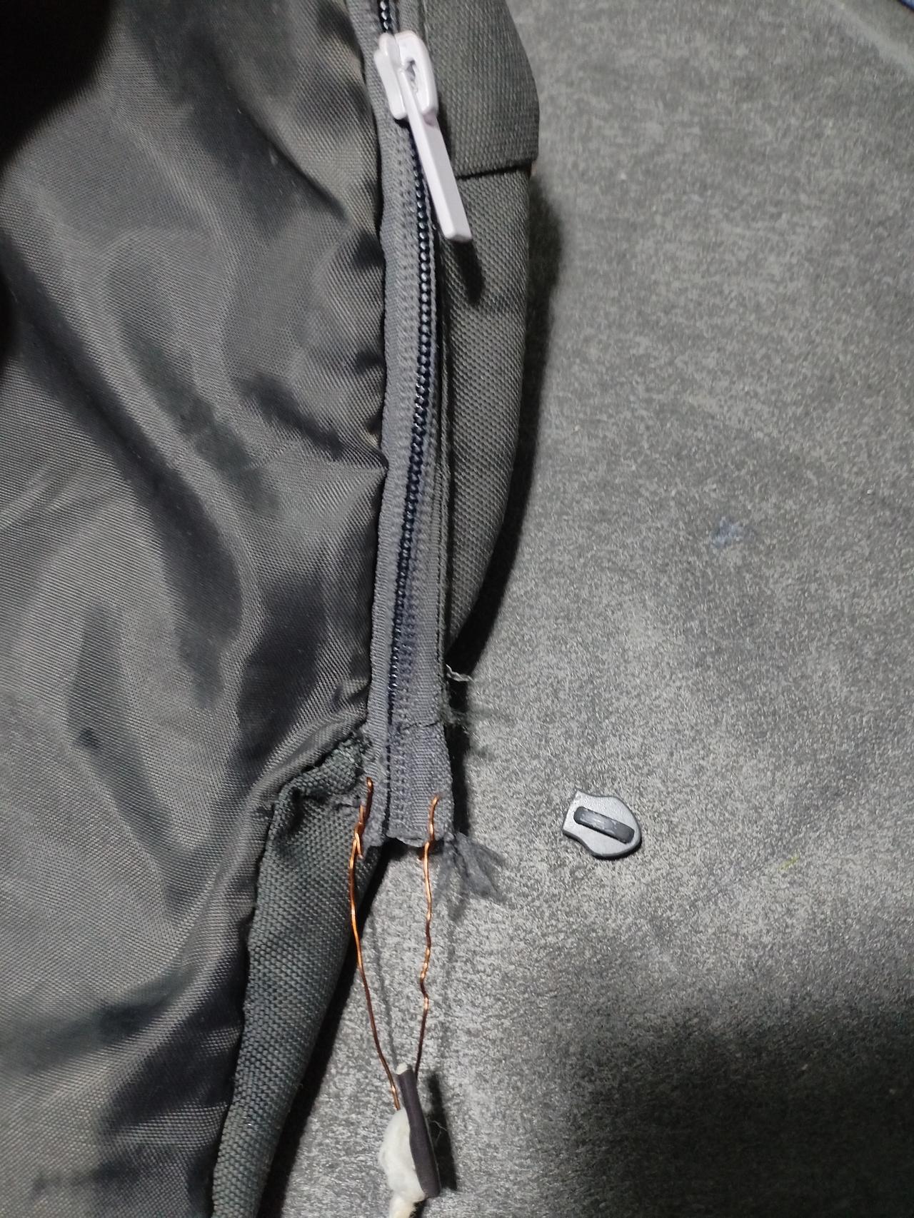 昨天，老伴告诉我，说她的双肩包的拉链坏了，让我修一下。修拉链，对我来说，应该是