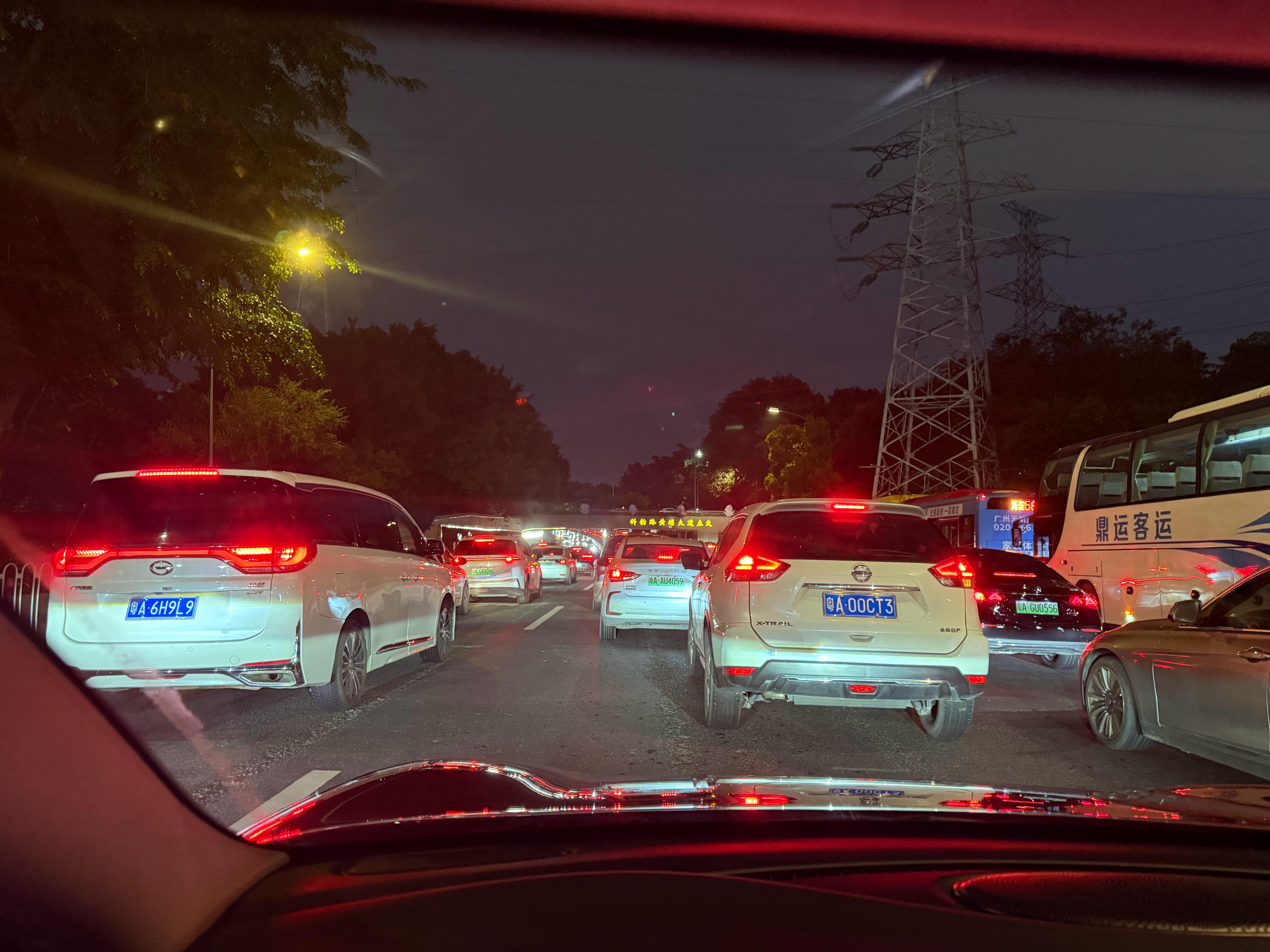 1.广州单双号限行，市中心车还是挺多的，根本不存在没啥车影响我们城区NOA