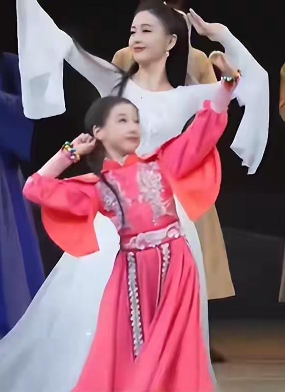 董璇的女儿小酒窝真的是遇见了好干妈佟丽娅佟丽娅和董璇好闺蜜好了这么多年一直在