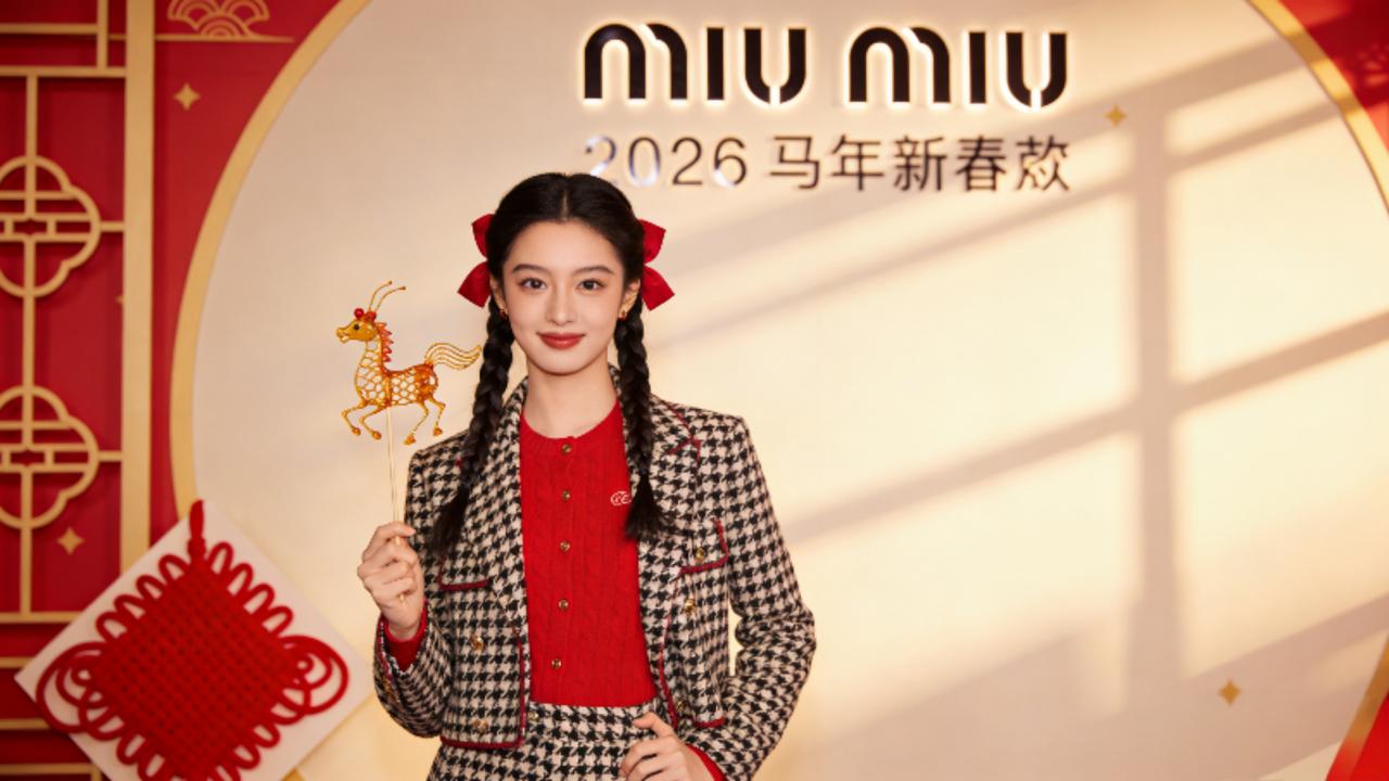 刘浩存MiuMiu新春造型引热议麻花辫甜妹风成焦点马年新春时尚盛宴轮番上