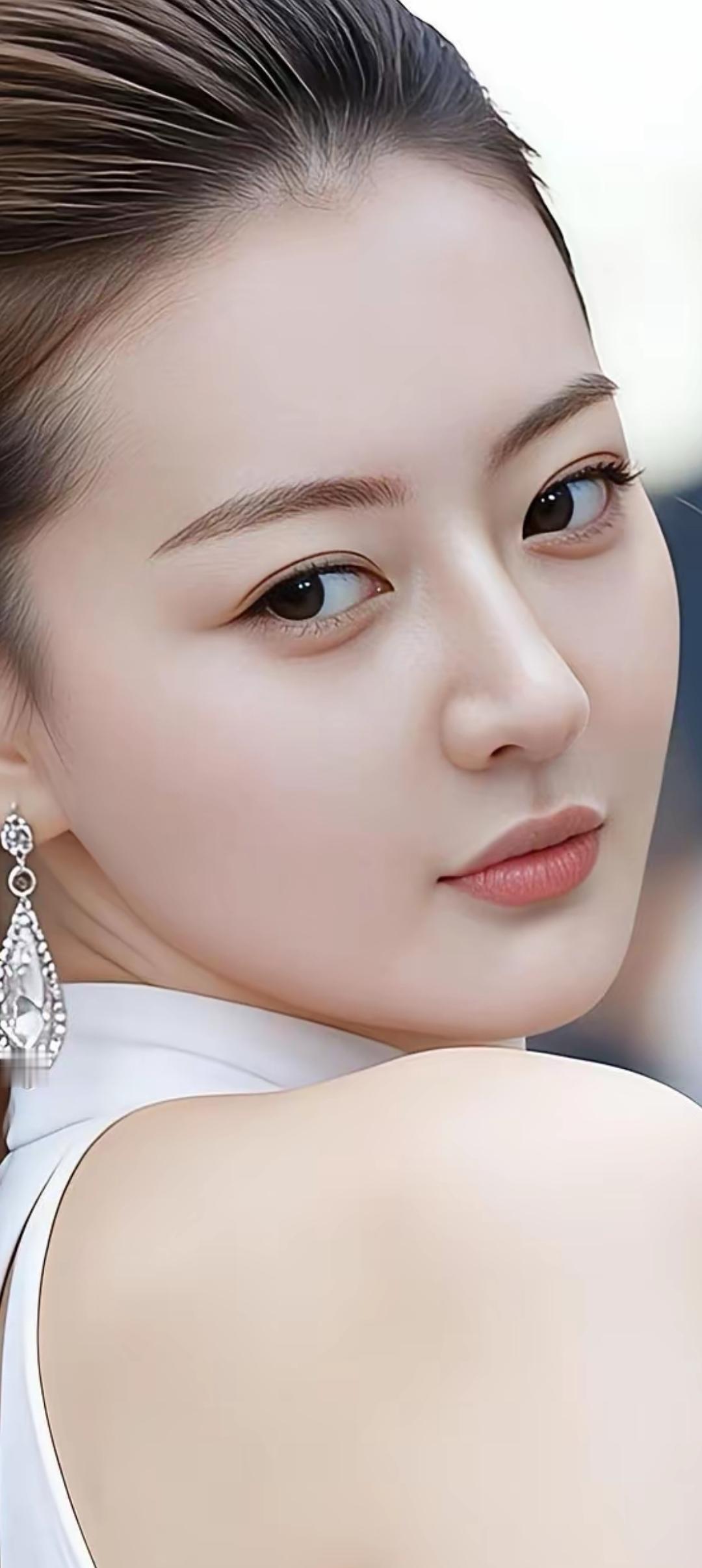 优雅气质，白裙闪耀，耳饰点缀，完美侧颜