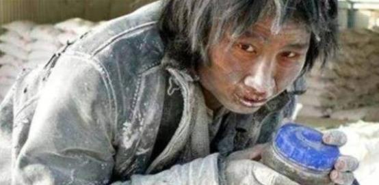 2011年，一名浑身散发恶臭，每天在垃圾桶旁捡食残羹剩饭的乞丐，在被人贩子带到黑