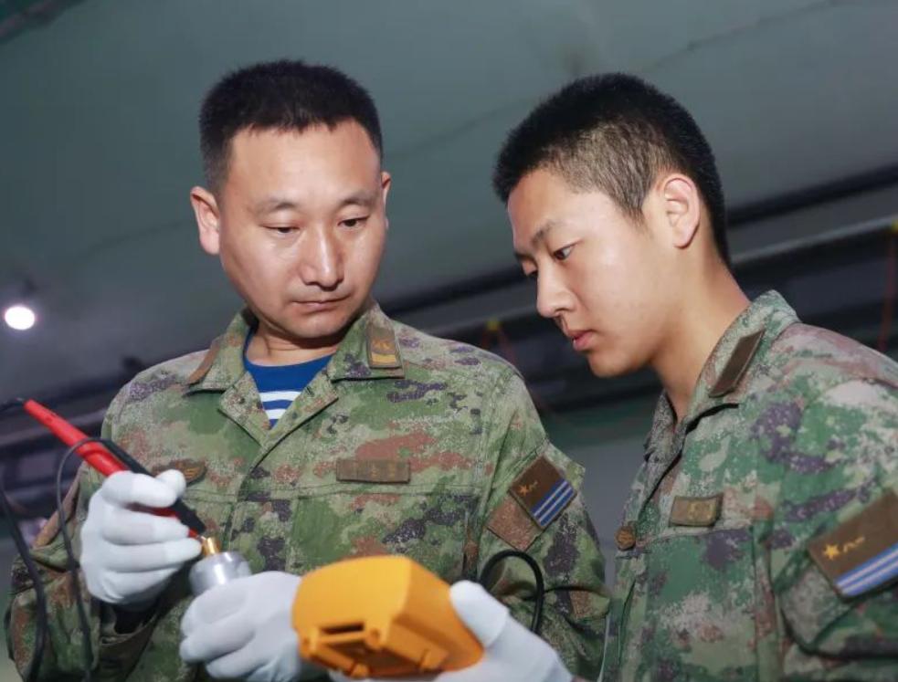 李志辉，四川巴中人，中国东部战区海军某部一级军士长。1996年12月入伍，199