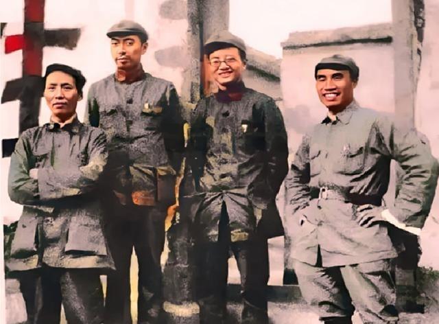 长征后的毛主席等人，一个个面黄肌瘦，整整12个人，没有一个稍微胖点的人。长征后