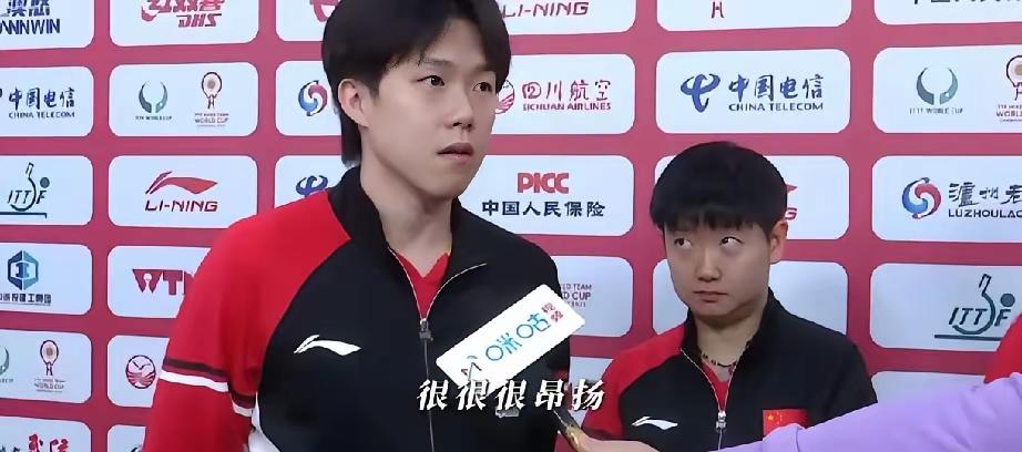 莎莎盯着头哥的样子太逗了！[捂脸哭]记者采访头哥，问代表运动员讲话有什么感受。