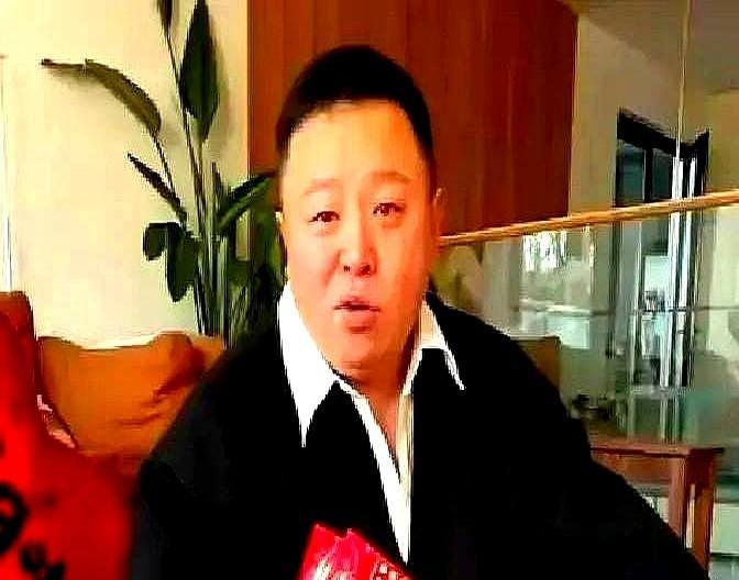 搭档没裂穴，是给彼此当“后爹”去了。你听过捧哏拦着逗哏不让走的吗？阎鹤祥干过