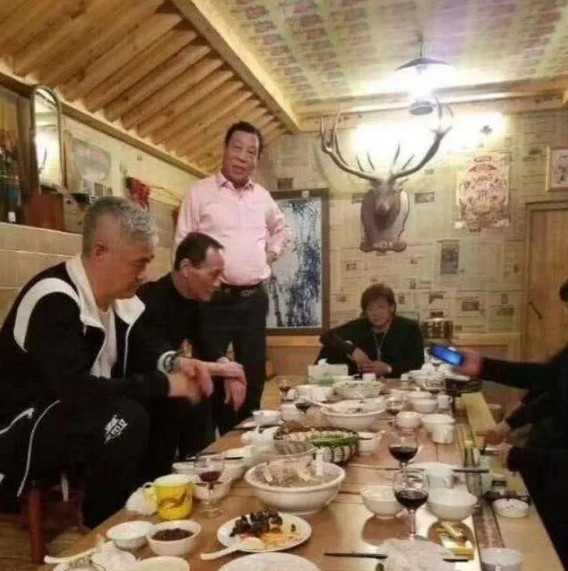 2018年，陈惠敏去东北拜会赵本山，赵本山摆下丰盛的宴席盛情款待，席间赵本山给他