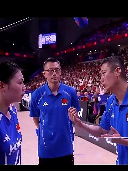 李焕宁指导把中国女排的问题摊开了讲，一针见血，却半个字没提“缺教练”。网上总