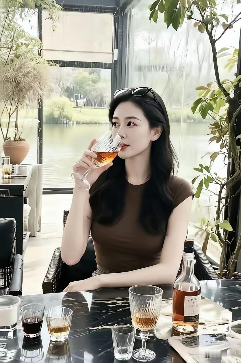悠闲午后，咖啡与美酒相伴，享受生活的每一刻。