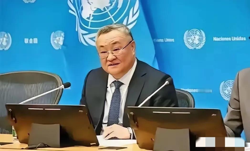 欠了46亿美元会费的美国，眼睁睁看着中国代表傅聪接过安理会主席的槌子。炸锅