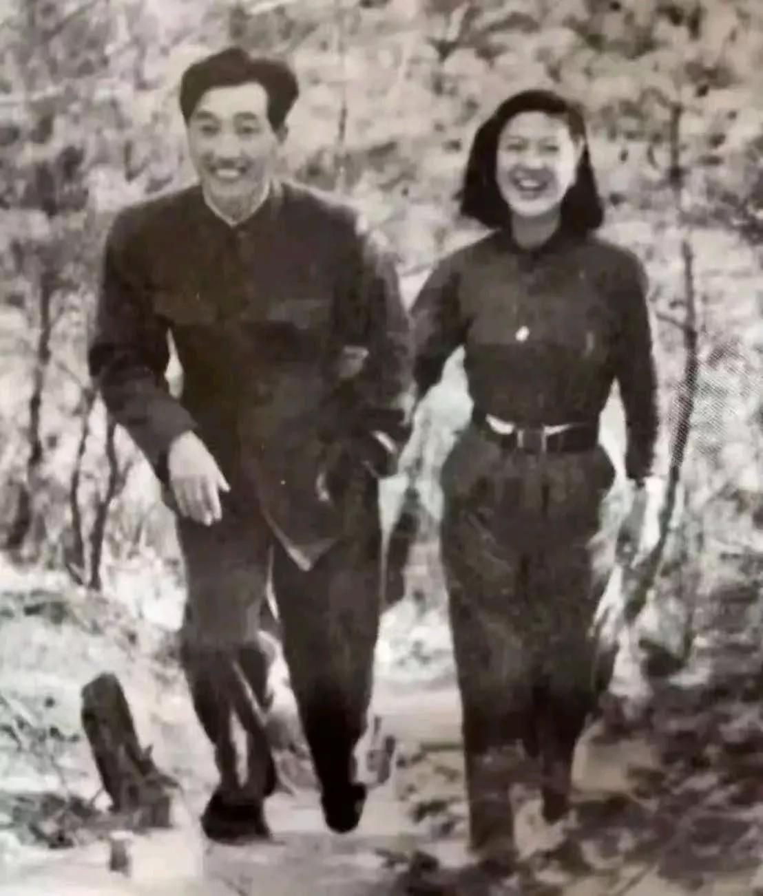 志愿军师长汪洋与周湘玟游玩的照片，郎才女貌，情深意切，真是一对令人羡艳的战地鸳鸯