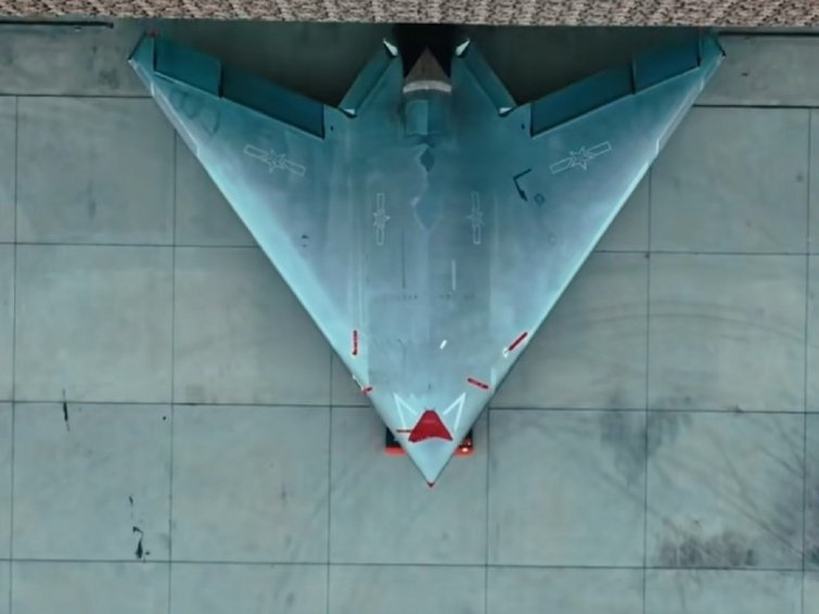 GJ-11(玄龙)正式曝光服役[墨镜]这是世界首款正式服役的飞翼式隐身无人攻击/