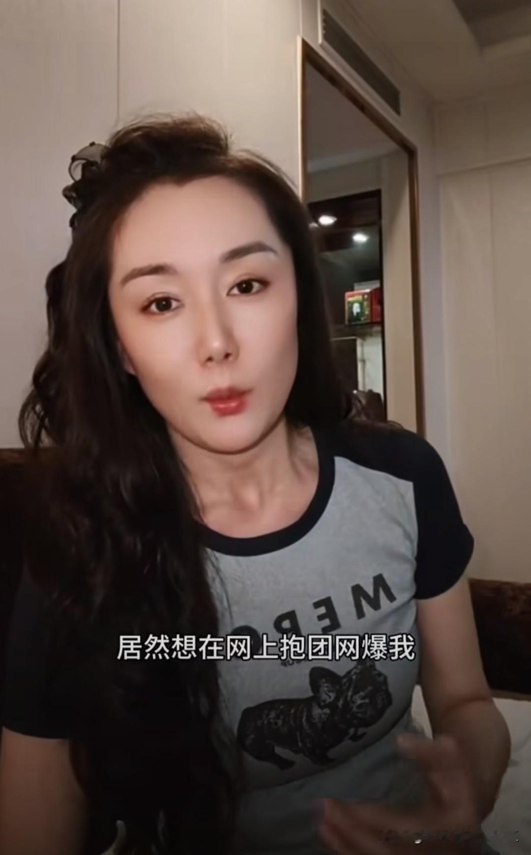 一个女博主被一个14岁武汉的女中学生意图网暴。起因是这个女博主发结婚照
