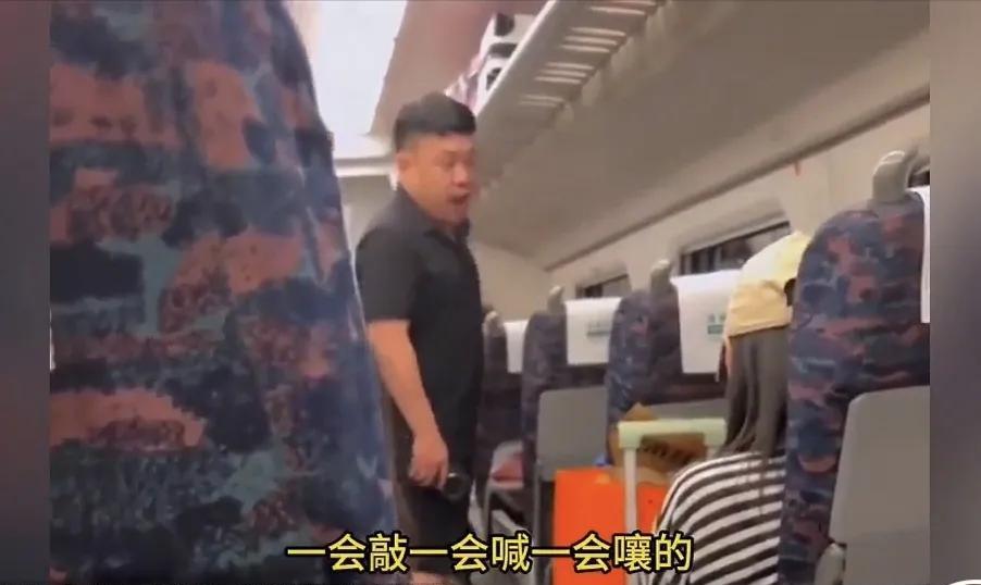 熊孩子常常会撕裂家长的面子。网友坐高铁，遇到一个熊孩子，一路上敲击桌子，又是蹦