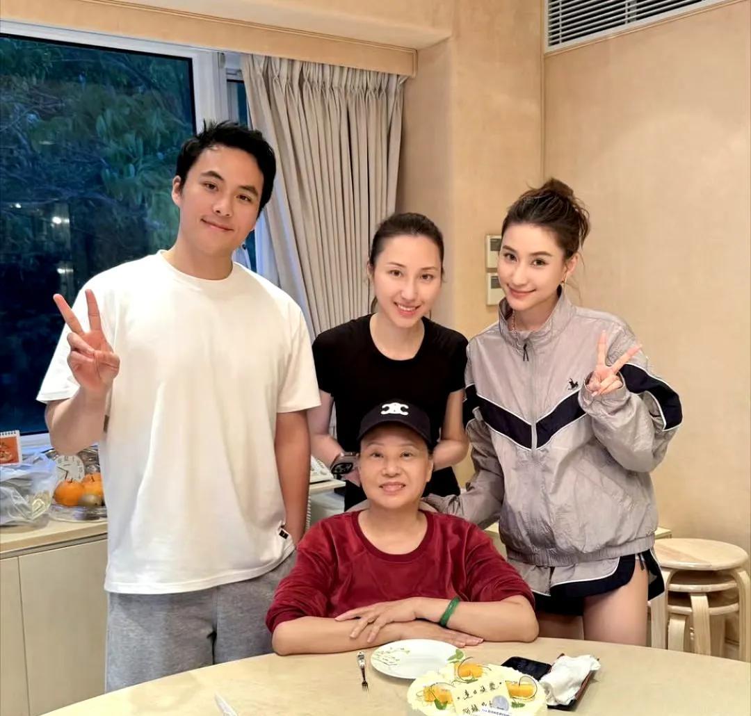 何超莲和弟弟何猷启一起庆祝33岁生日，她和弟弟是龙凤胎。何超莲结婚了，她姐何超