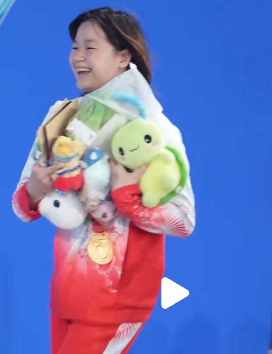 全场都沸腾了，这下全网都瞒不住了，全红婵拿了冠军后，全场乱跑一通，被摄影师追