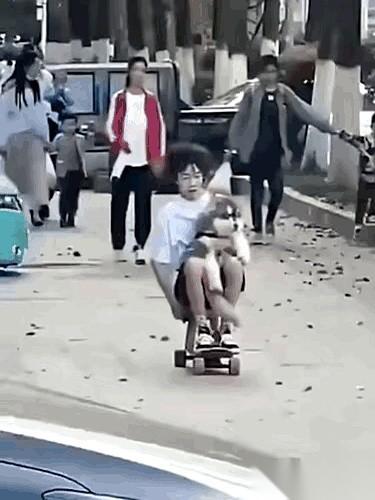 好家伙，我今天真是开了眼了。下班回家，累得跟狗一样，就想赶紧钻进车位，熄火，上