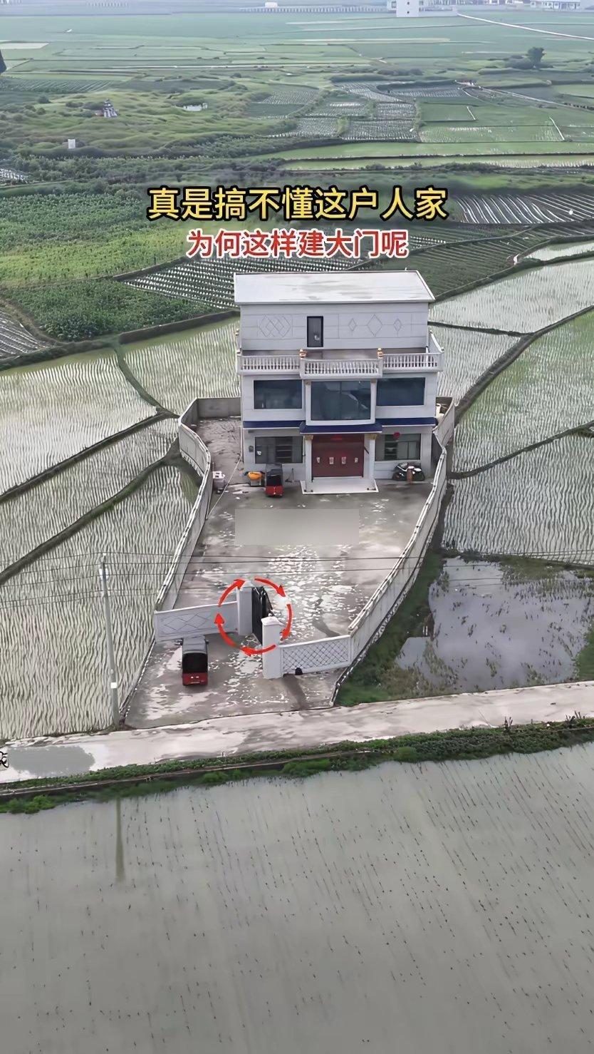 图中有人不理解这户人家为什么要把大门修成这么怪，搞个斜的进出看起来别扭。但是，在
