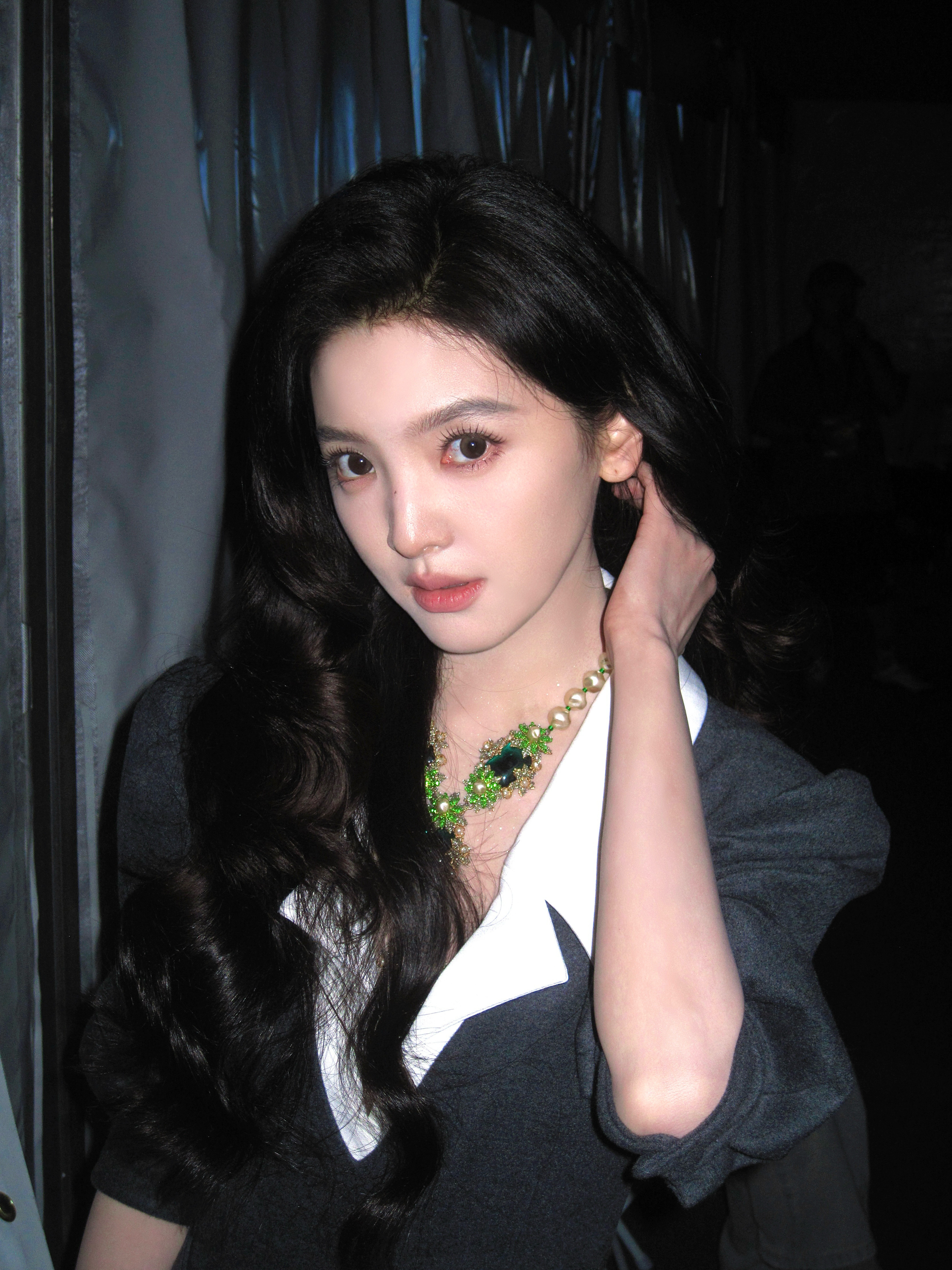 #章若楠#黑夜中，是小章的美貌在发光#BAZAARGALA2026# #超级玩家芭莎之夜#​