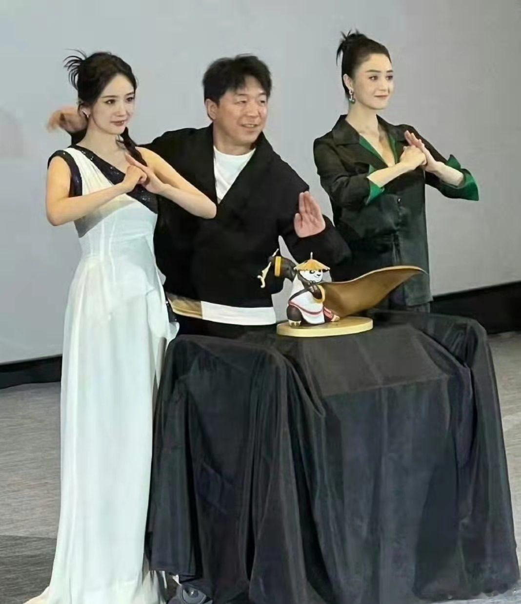 蒋欣骨架大但脸小，看着比杨幂的脸还小！​​​​