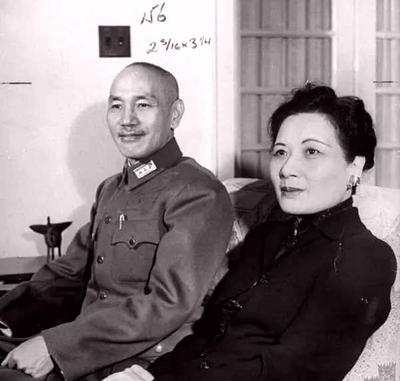 1933年11月，一向教养极好的宋美龄像发了疯似的，将蒋介石藏在床底的坛子砸了个