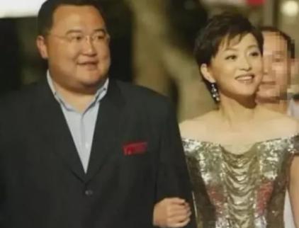 1994年，出国归来的杨澜，坚决要与老公张一兵离婚，杨父苦心相劝“闺女，小兵对你