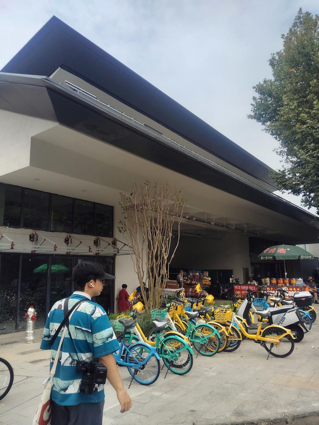 五号线黄鹤楼站A出口标识太不明显黄鹤楼地铁站改造以接近尾声；红墙搬