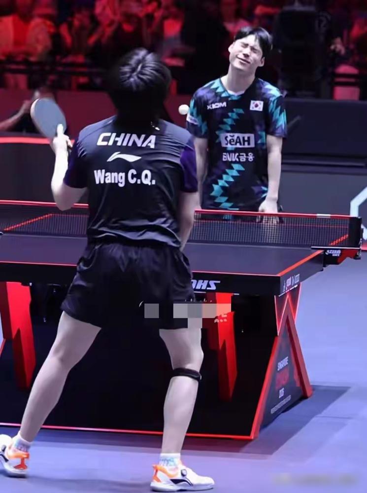 王楚钦，第5座大满贯男单冠军！新加坡赛场，他把对手心态打崩。对阵林德，第