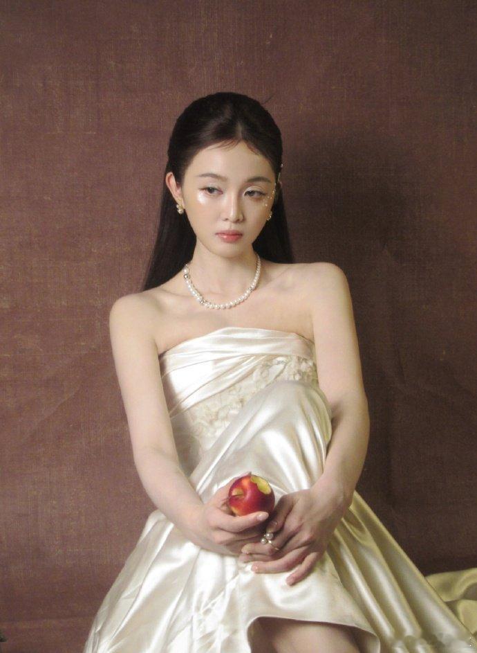 今日最差妆容出现了油光满面的。。尖叫之夜红毯顺序