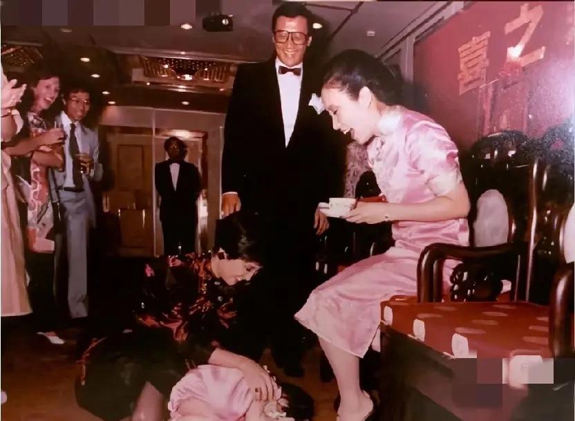 1983年，1岁的谢婷婷认汪明荃为干妈时的现场照片，当时父亲谢贤和母亲狄波拉在酒